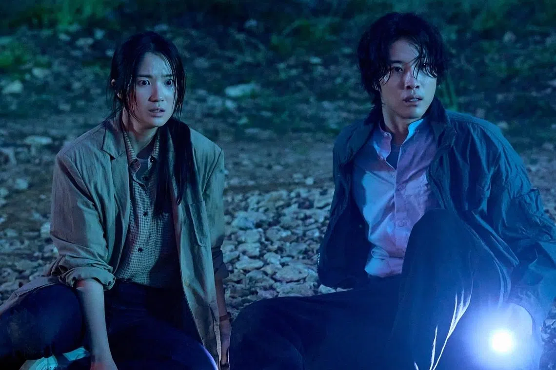 Salmokji: Whispering Water stars Kim Hye-yoon (left) and Lee Jong-won.