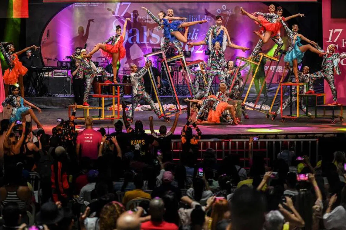 Dancers from Arrebato Latino Salsa school perform at the 17th World Salsa Festival in Cali, Colombia. Photo : AFP