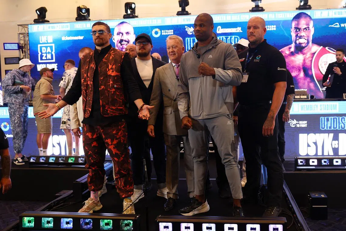 Boxing - Oleksandr Usyk and Daniel Dubois Press Conference - Wembley Stadium, London, Britain - April 29, 2025 Oleksandr Usyk and Daniel Dubois pose during the press conference as promoter Frank Warren looks on Action Images via Reuters/Matthew Childs