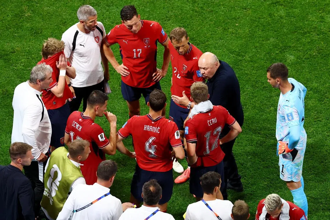 Soccer Football - FIFA World Cup 2026 - Group A - Czech Republic v South Africa - Atlanta Stadium, Atlanta, Georgia, U.S. - June 18, 2026 Czech Republic coach Miroslav Koubek gives instructions to his players during a hydration break REUTERS/Bernadett Szabo