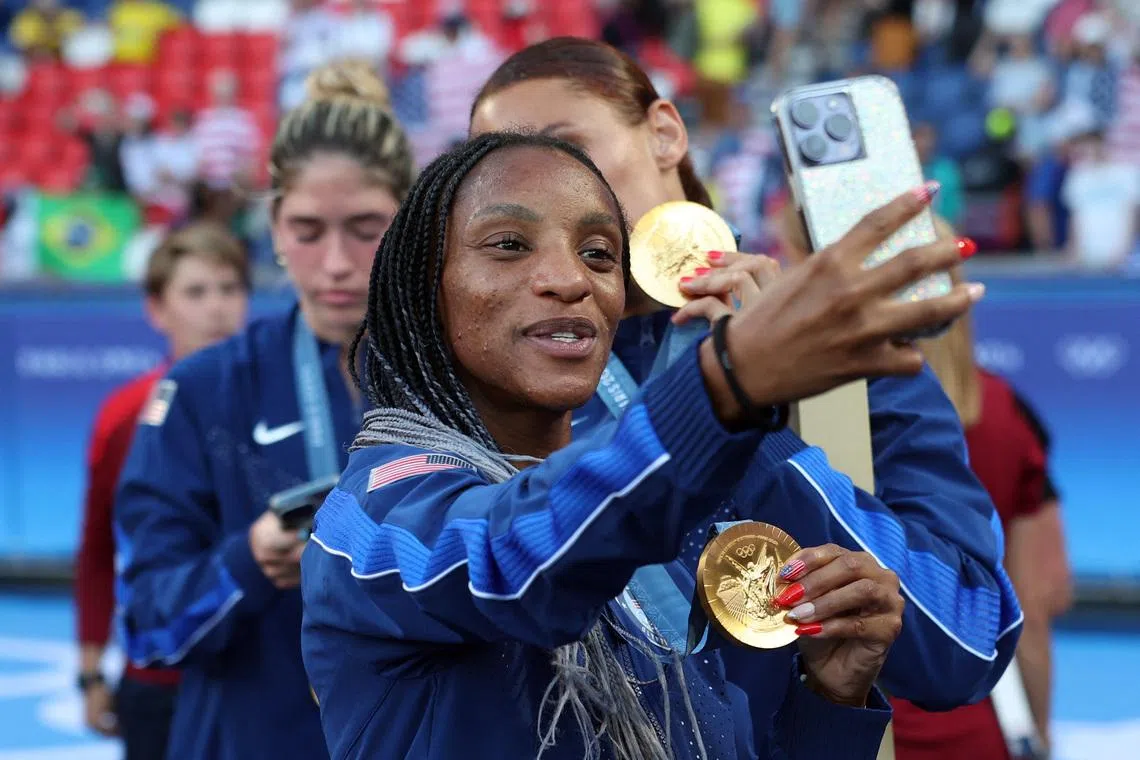 Paris 2024 Olympics - Football - Women's Victory Ceremony - Parc des Princes, Paris, France - August 10, 2024. Crystal Dunn of the United States takes selfie with her gold medal. REUTERS/Isabel Infantes