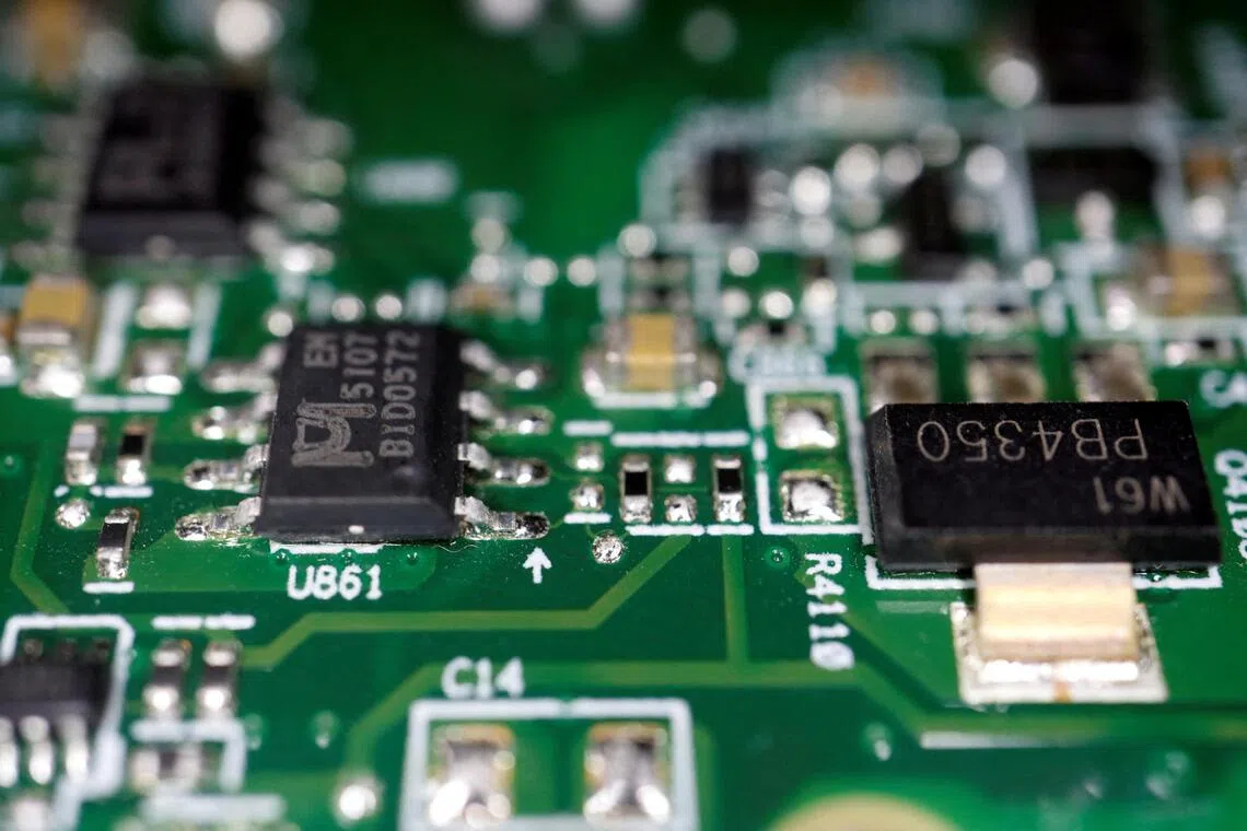 The statement comes after JoongAng Ilbo newspaper said the first project was facing uncertainty after Washington unexpectedly sought investment in US memory-chip facilities. 