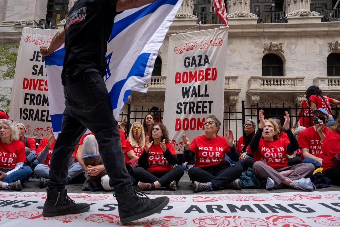 Pro-Israeli counter-protestors heckle pro-Palestinian protestors at the New York Stock Exchange (NYSE) during a protest for the ongoing war between Israel and Hamas in New York City, U.S., October 14, 2024. REUTERS/David Dee Delgado