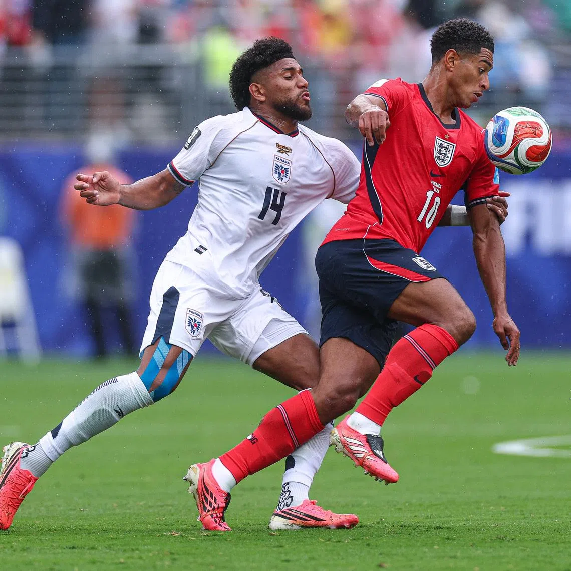 Jun 27, 2026; East Rutherford, New Jersey, USA; England midfielder Jude Bellingham (10) and Panama midfielder Carlos Harvey (14) in action during a Group L match of the 2026 FIFA World Cup at New York New Jersey Stadium. Mandatory Credit: Vincent Carchietta-Imagn Images