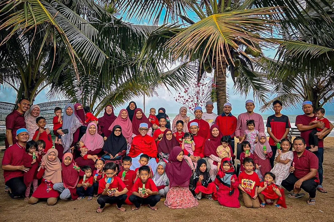 Photo : Abdul Hadi Awang/FACEBOOK PAS president Hadi Awang (sitting down centre, with dark glasses) with members of his extended family, holding a Chinese New Year gathering, Jan 2023.
strehab
Malaysia's opposition coalition Perikatan Nasional, especially the Islamist PAS, have stepped up efforts to rehabilitate its image among non-Malay Muslim minorities especially Chinese who make up over a fifth of the population. This comes ahead of crucial polls in six states due by mid-2023 involving half of Malaysia's electorate. 