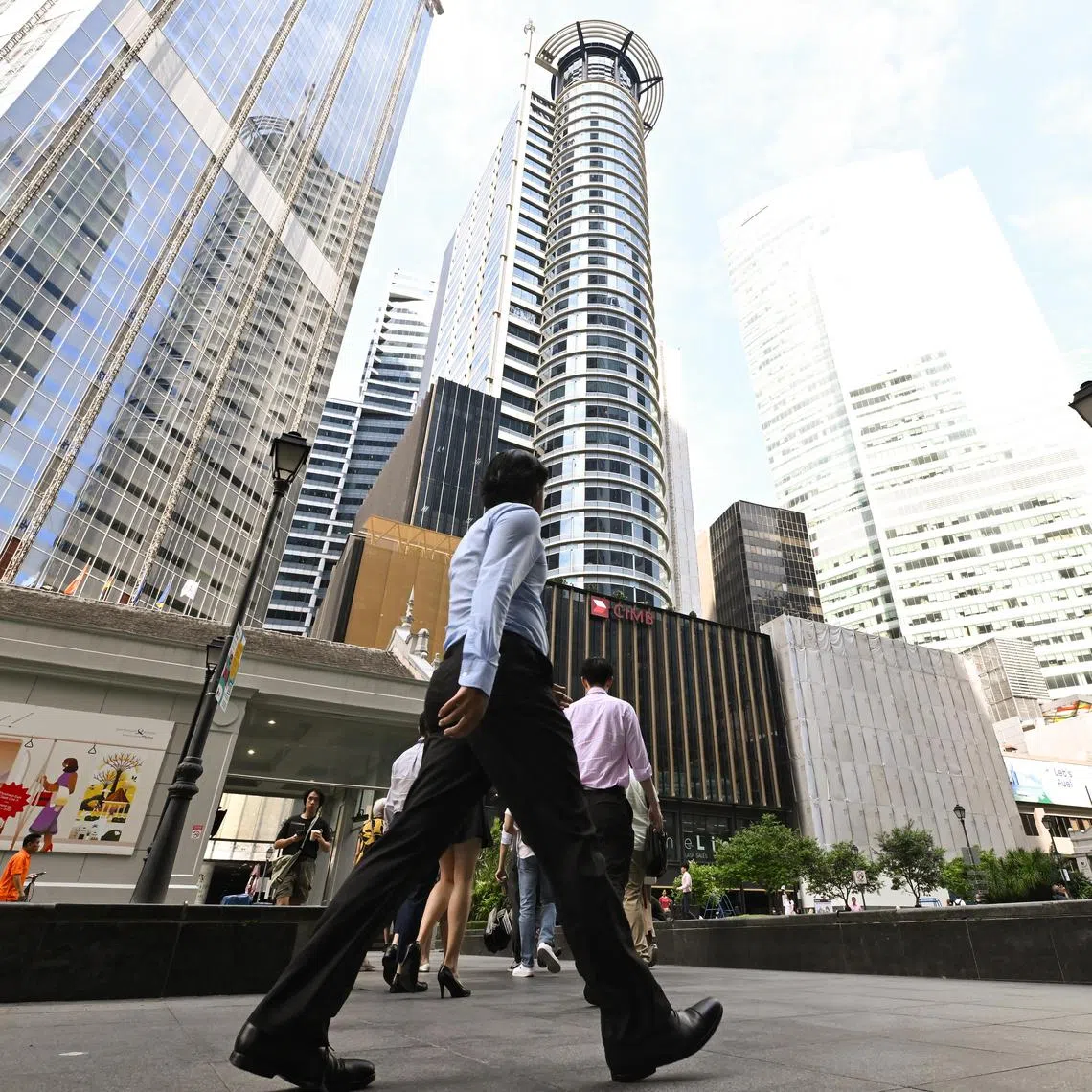 Office workers walking at Raffles Place Park within the heart of Singapore's financial centre in the CBD area on June 19, 2023.

(ST PHOTO: LIM YAOHUI)