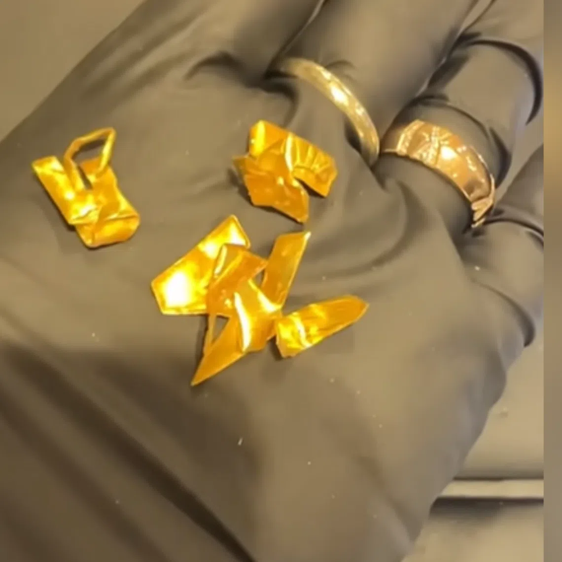 According to LG Electronics, a limited run of 10,000 Whisen air conditioners bearing gold logos were sold in 2005.