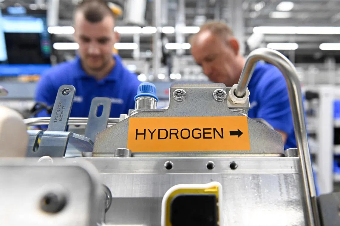 A switch into natural hydrogen might represent the perfect way for the existing petroleum industry to decarbonise, as long as two issues are addressed, says the writer.