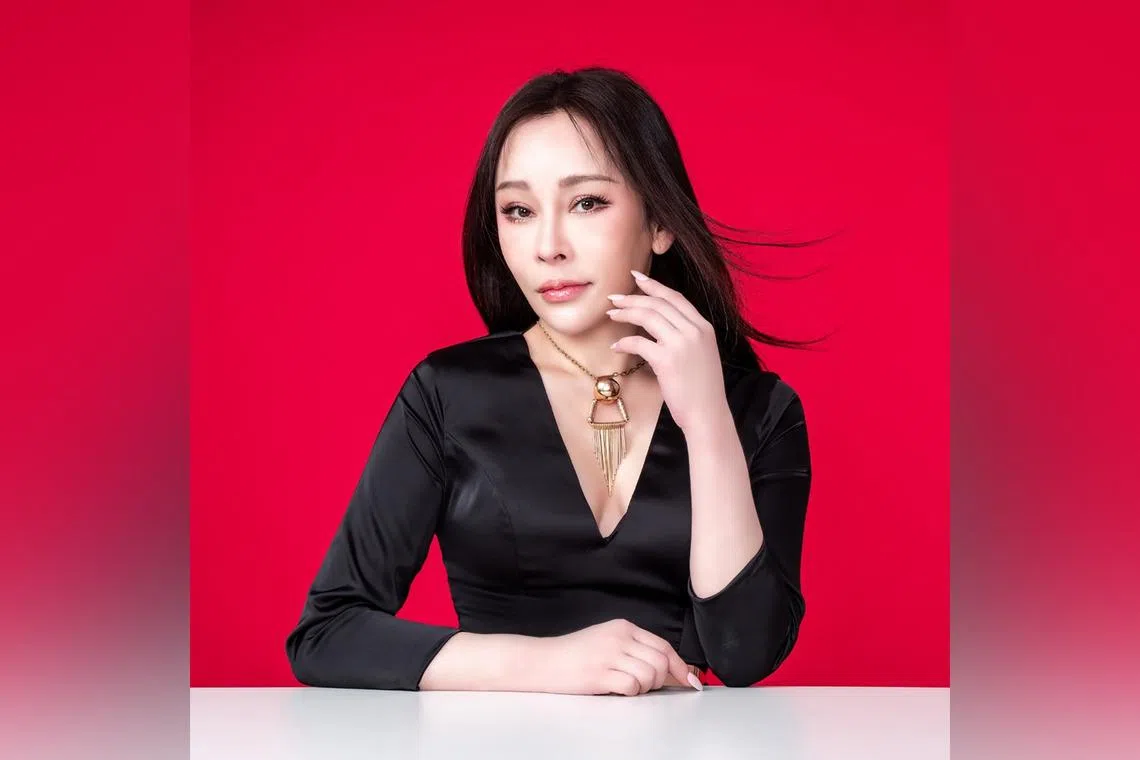 Landy Wen rose to fame after performing the romantic duet Rooftop (1999) with Taiwanese singer-host Jacky Wu. 