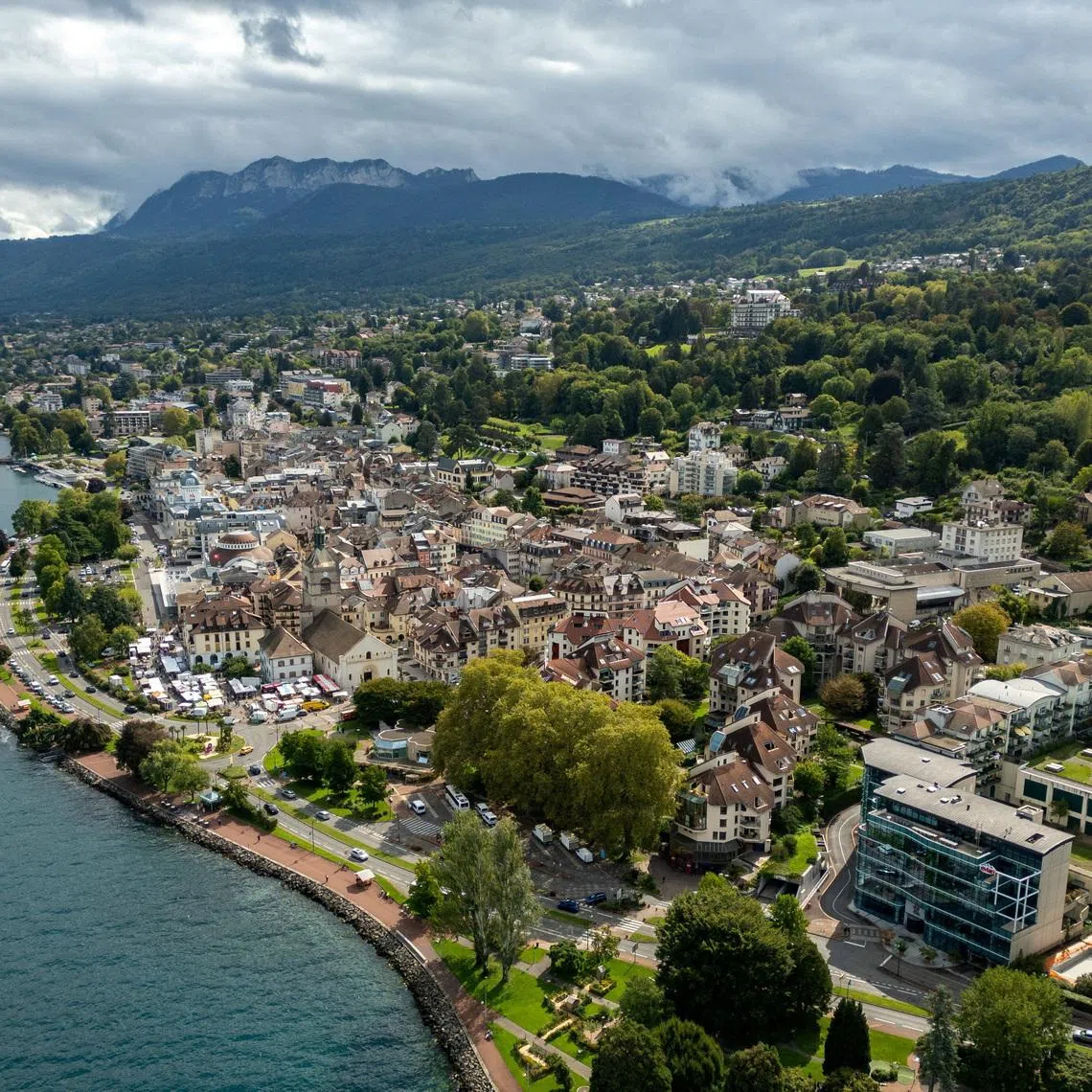 FILE PHOTO: A drone views shows the Evian Resort hotel overlooking Lake Geneva (Leman) where the 2026 G7 summit will take place in Evian-les-Bains, France, September 12, 2025. REUTERS/Denis Balibouse/File Photo