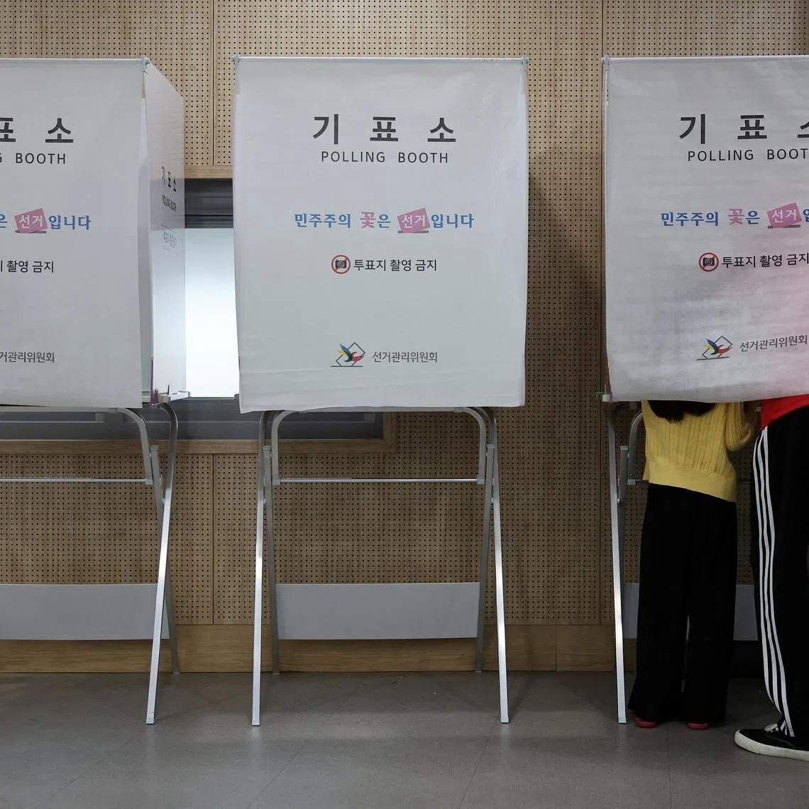 A man votes with his daughter during the local elections at a polling station, in Seoul, South Korea, June 3, 2026.    REUTERS/Kim Hong-Ji
