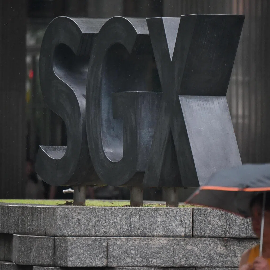 Across the broader market, advancers outnumbered decliners 348 to 227, after 1.7 billion securities worth $1.6 billion changed hands. 