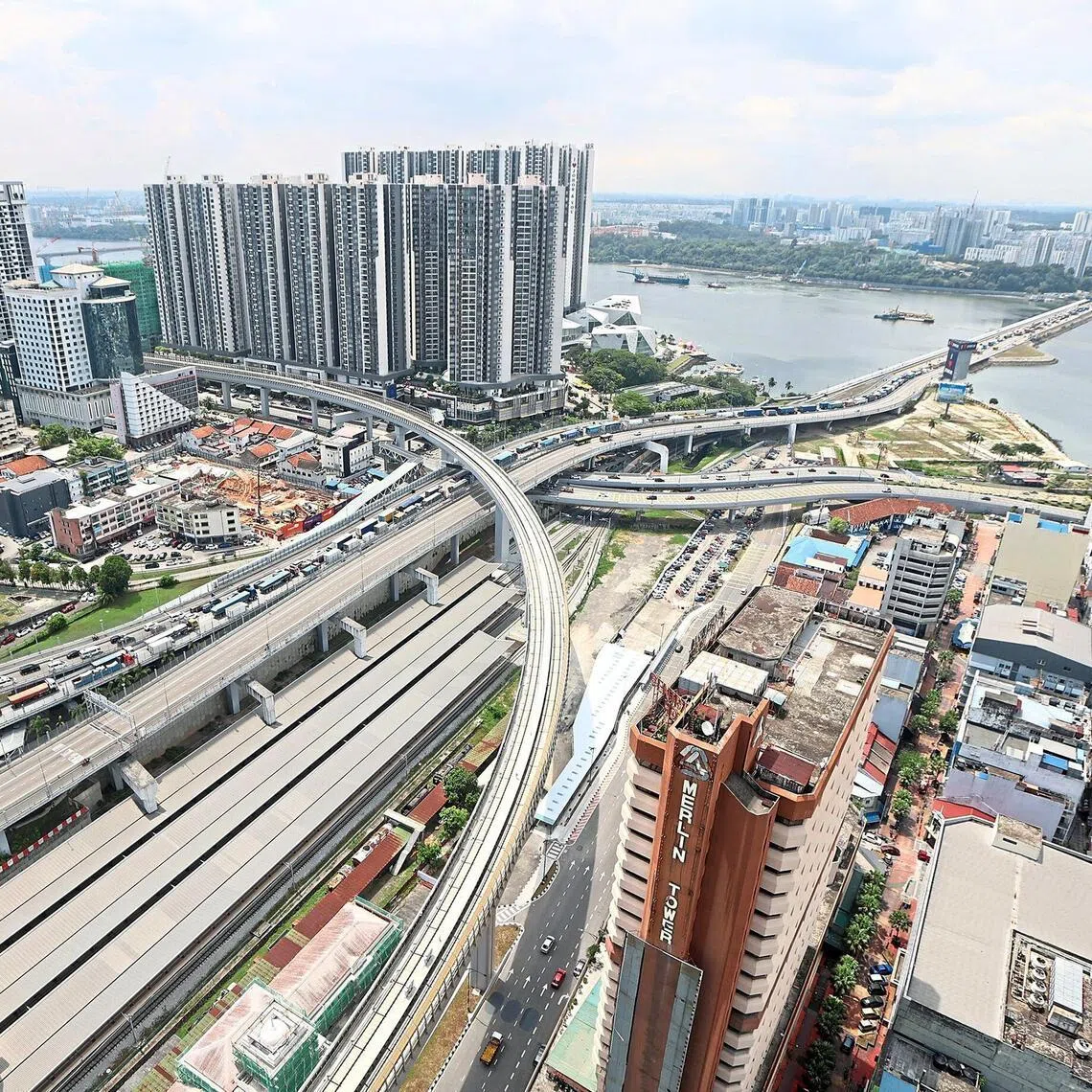 The rail link between JB and Singapore is expected to carry up to 10,000 passengers an hour during peak periods.