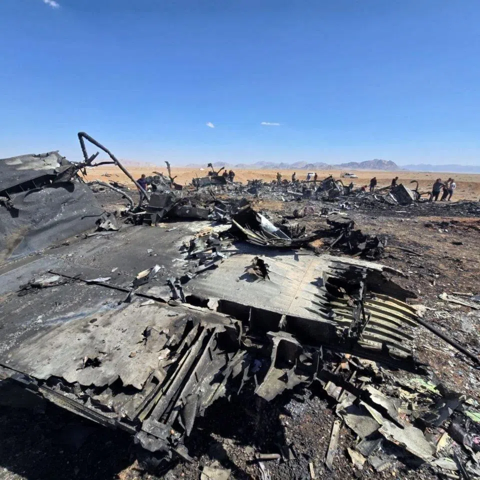 An image obtained from social media showing the burned-out wreckage of an American aircraft and a helicopter rotor in Isfahan, Iran.