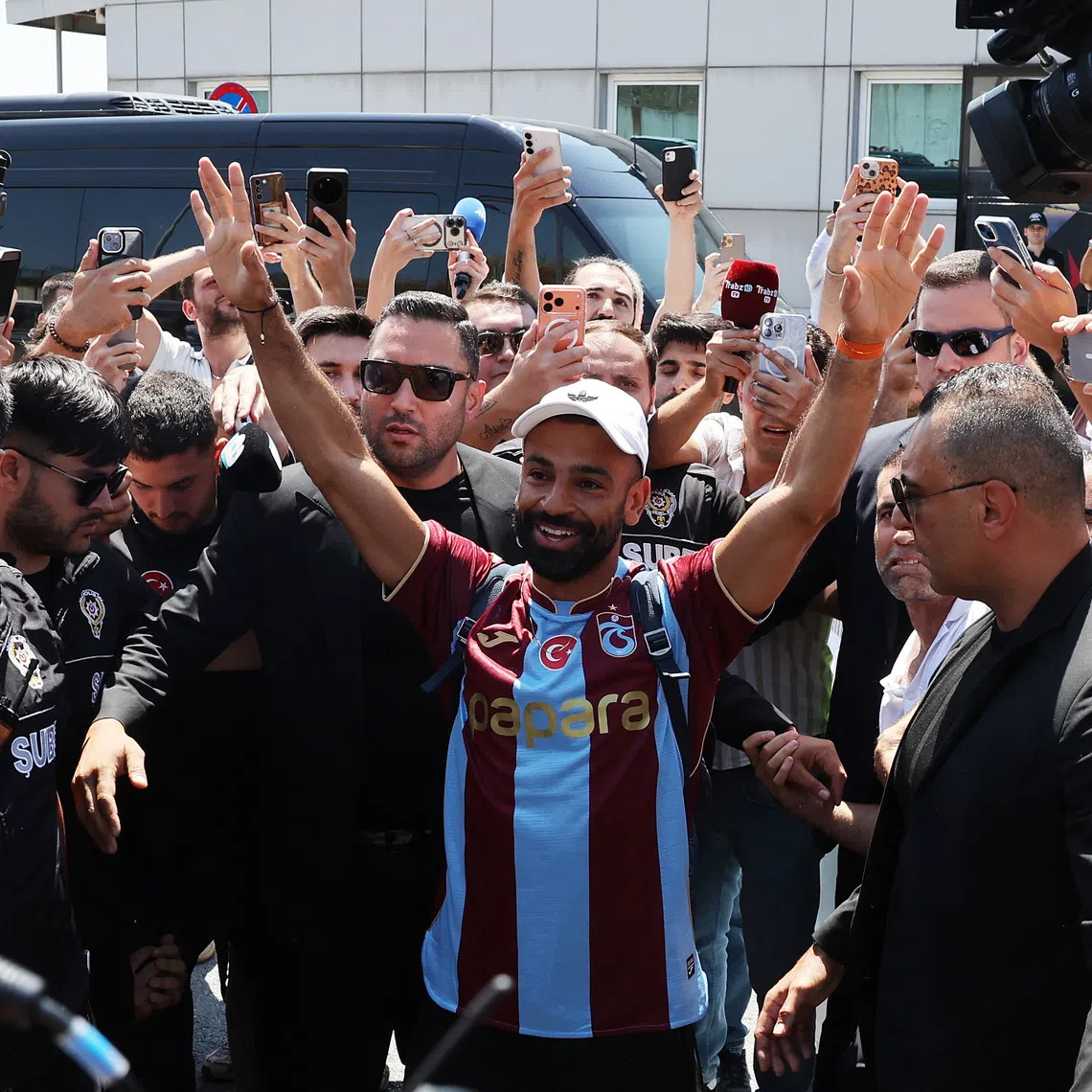 Soccer Football - Mohamed Salah arrives in Turkey, expected to sign with Trabzonspor - Ataturk Airport, Istanbul, Turkey - August 5, 2026 Mohamed Salah waves at fans as he arrives in Turkey to sign with Trabzonspor REUTERS/Umit Bektas
