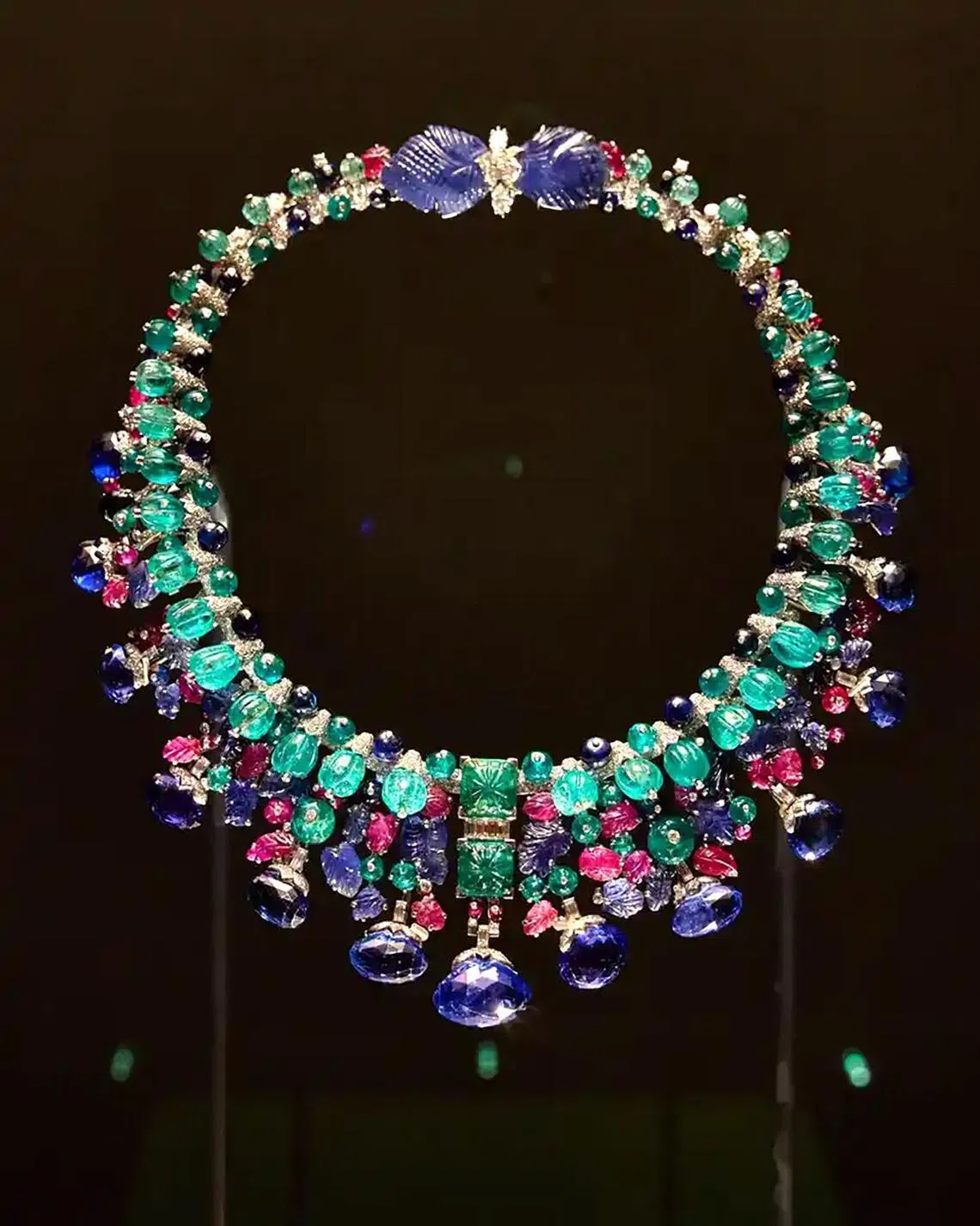 The Hindu Necklace from 1936, was commissioned by French socialite Daisy Fellowes and widely regarded as one of Cartier’s most celebrated expressions of its fascination with India.