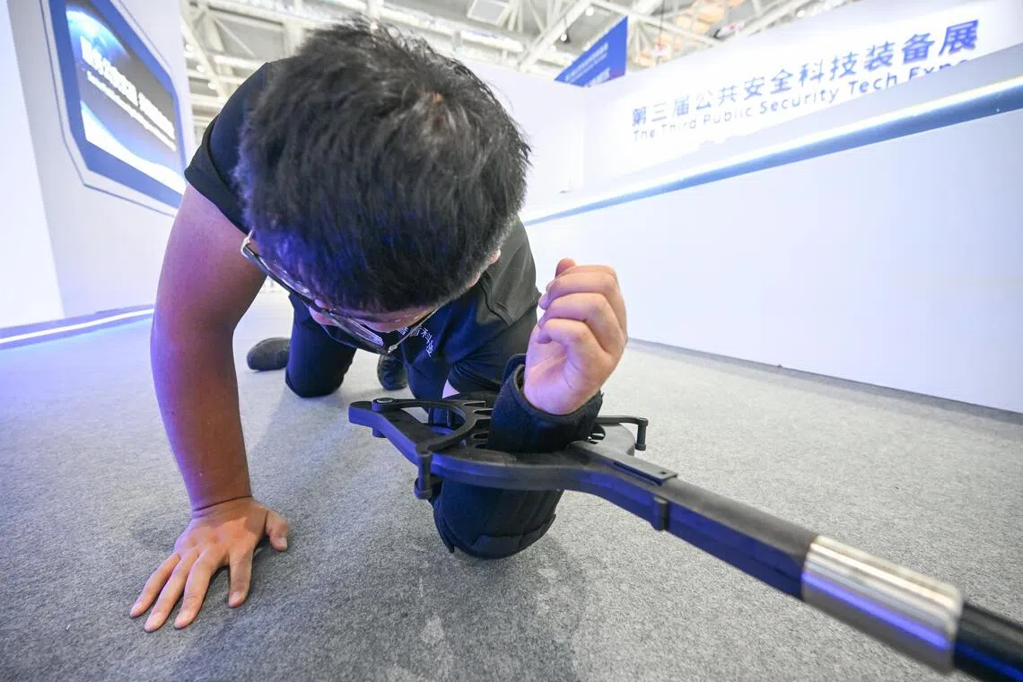 The device comprises a spear with a forked head fitted with movable serrated teeth. When a suspect is caught, any attempts to pull away will cause the teeth to tighten their grip. It is also fitted with a nozzle to spray water or tear gas.