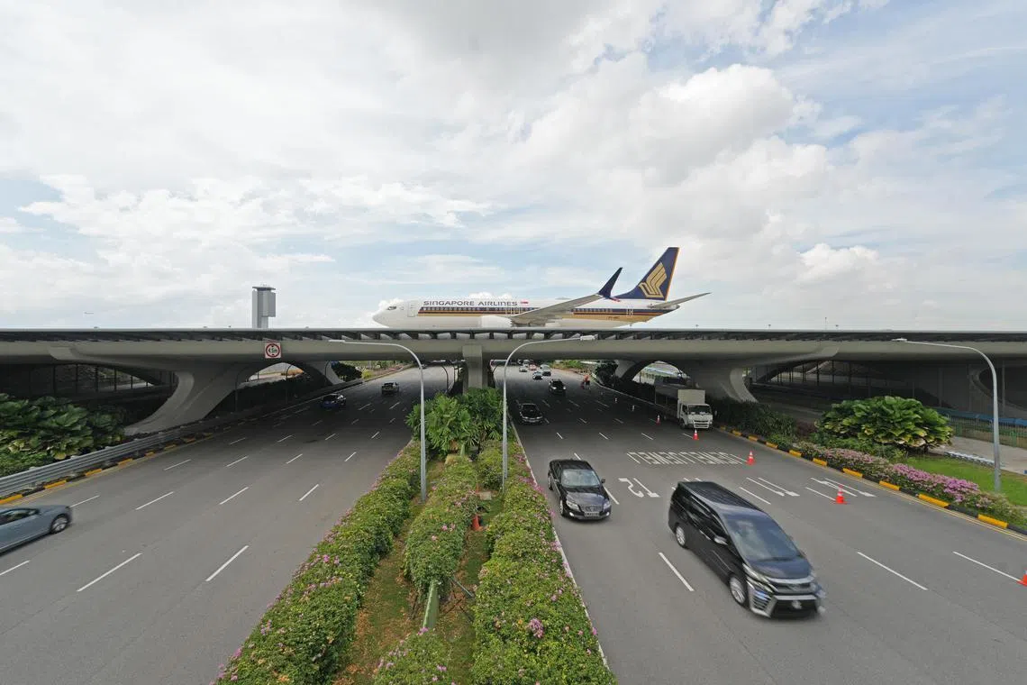 樟宜机场集团陆续为机场四座大桥，包括两座飞机滑行道桥（taxiway bridge）和两座汽车高架桥进行加固工程，以确保结构稳定。这座建于1981年的飞机滑行道桥“R”接下来将进行加固工程，更换桥梁支座，确保结构稳定安全。