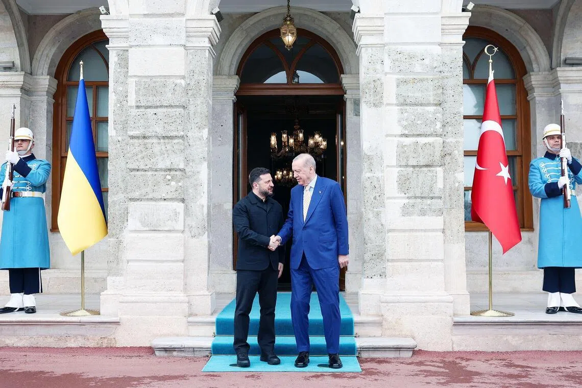 Turkish President Recep Tayyip Erdogan (right) welcoming Ukrainian President Volodymyr Zelensky to Istanbul on April 4.