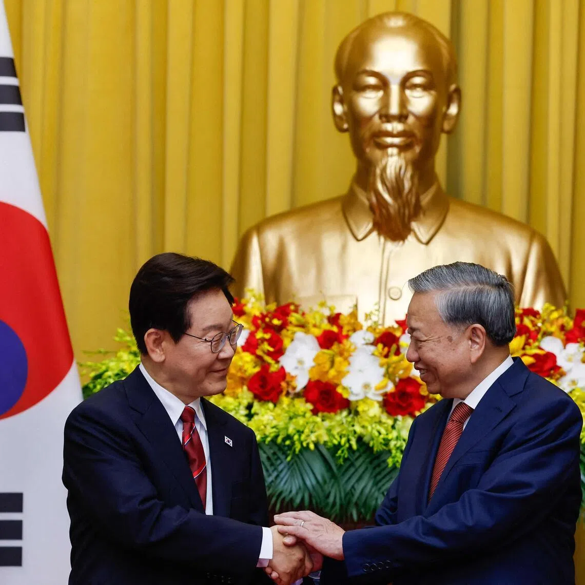 South Korean President Lee Jae Myung and Vietnam's top leader To Lam at the Presidential Palace in Hanoi on April 22.