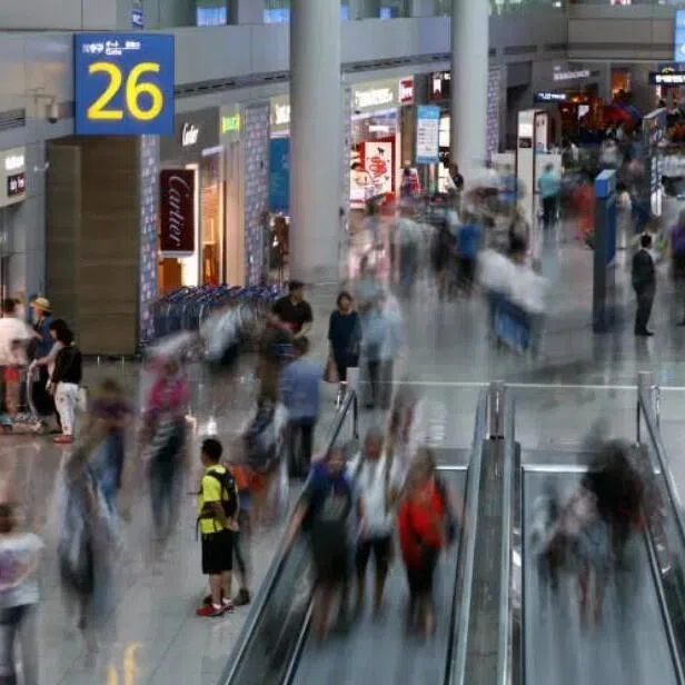 South Korea’s Incheon Airport has installed a transparent fence around a check-in counter after repeated incidents involving passengers believed to be Chinese traders known as “daigou” rushing past queues.