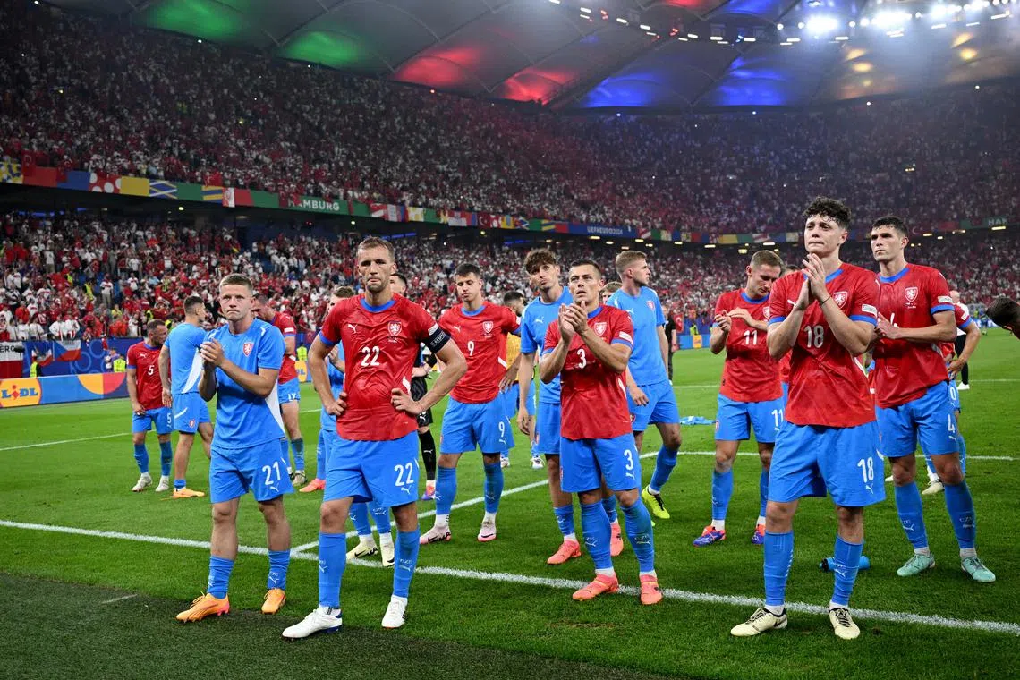 Soccer Football - Euro 2024 - Group F - Czech Republic v Turkey - Hamburg Volksparkstadion, Hamburg, Germany - June 26, 2024 Czech Republic players applauds fans after losing the match REUTERS/Annegret Hilse