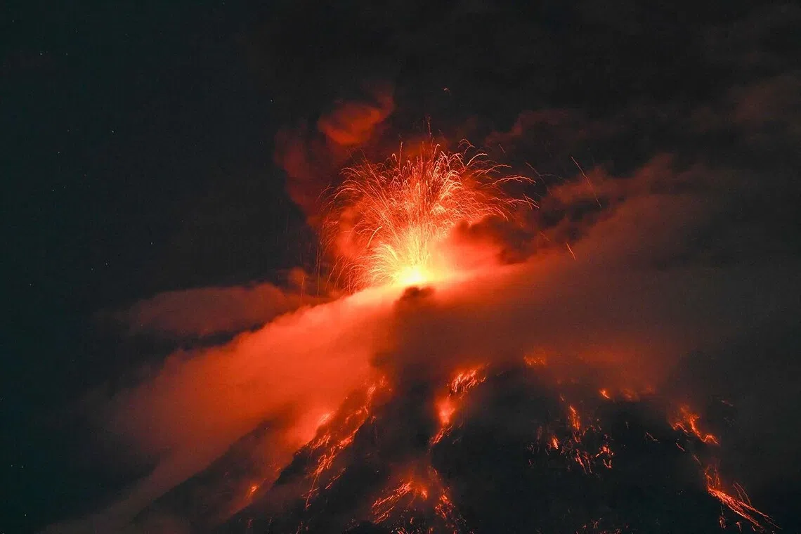 TOPSHOT - The Fuego volcano erupts 65 kilometers southwest of Guatemala City on August 3, 2026. On Monday, Guatemalan authorities declared a “danger” alert, the second-highest level, due to a powerful eruption of the Fuego volcano, and began evacuating nearby hamlets. (Photo by Johan ORDONEZ / AFP)