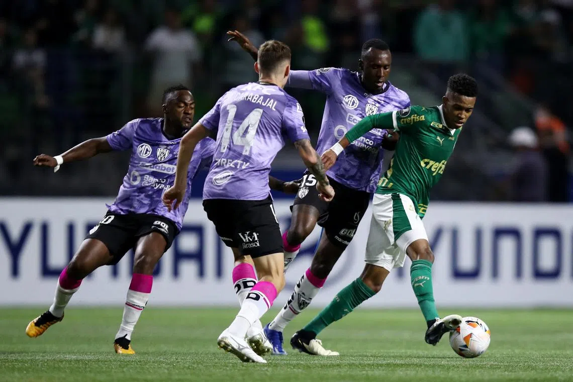 FILE PHOTO: Soccer Football - Copa Libertadores - Group F - Palmeiras v Independiente del Valle - Allianz Parque, Sao Paulo, Brazil - May 15, 2024 Palmeiras' Estevao Willian in action with Independiente del Valle's Beder Caicedo and Mateo Carabajal REUTERS/Carla Carniel/File Photo