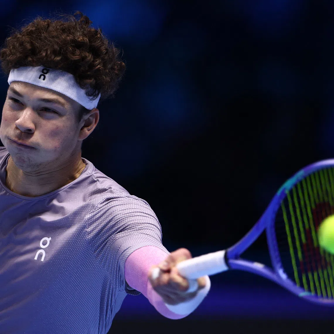 Tennis - ATP Finals - Turin - Palasport Olimpico, Turin, Italy - November 14, 2025 Ben Shelton of the U.S. in action during his group stage match against Italy's Jannik Sinner REUTERS/Guglielmo Mangiapane