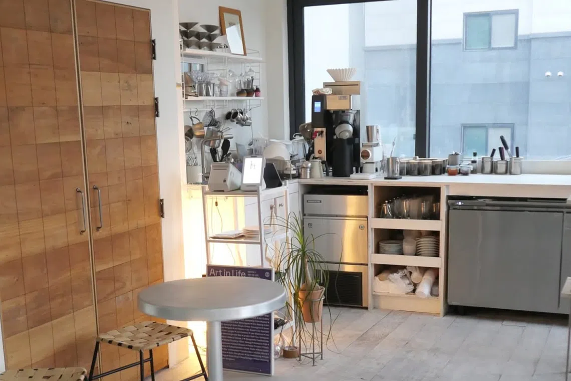 The post drew attention after Henry, a Chinese influencer living in Korea with over 190,000 followers, condemned the cafe on social media.