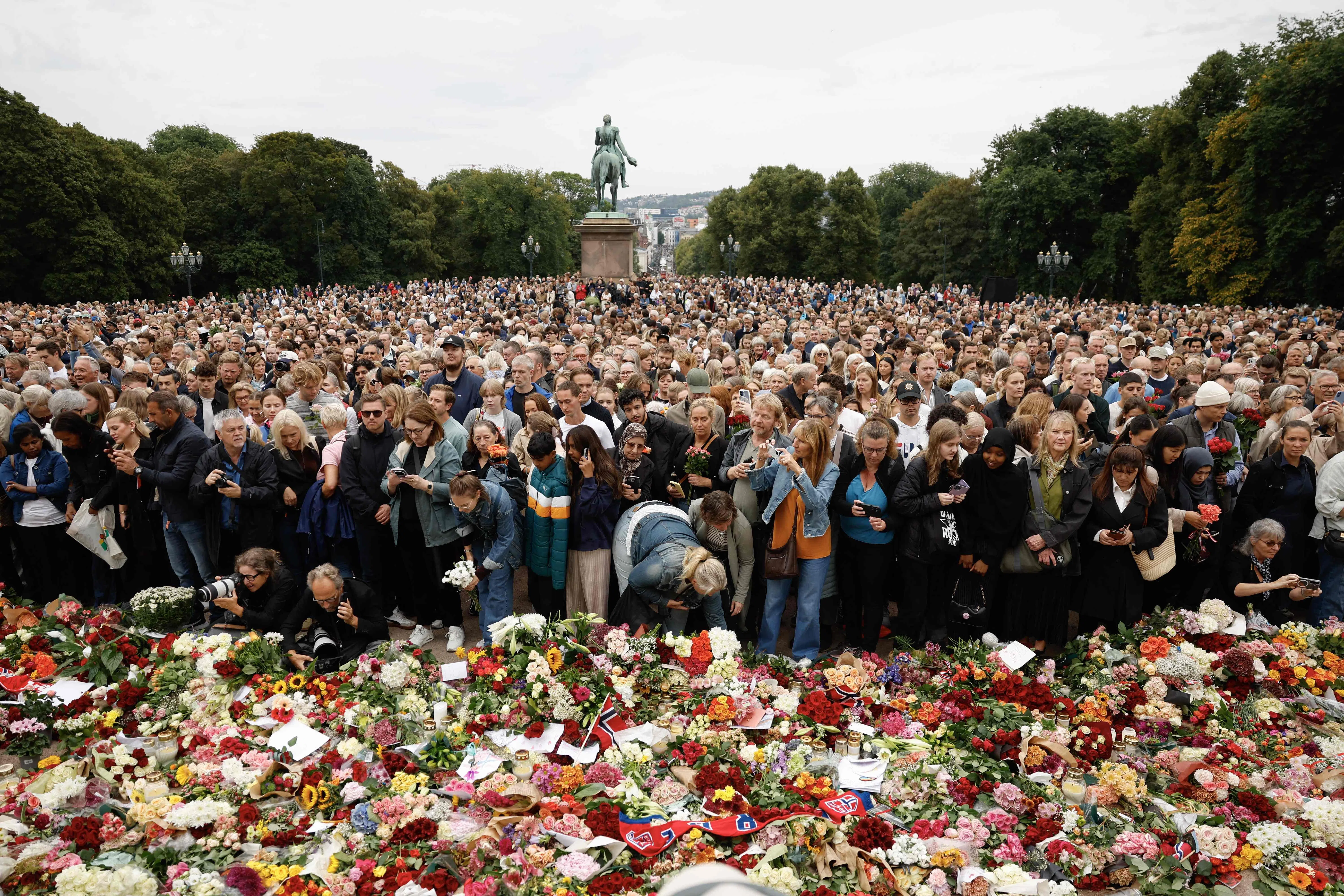 TOPSHOT - Thousands of people gather at a makeshift memorial to pay tribute to King Harald V of Norway who passed away, at the Royal Palace square in Oslo on August 28, 2026. King Harald V of Norway, who died on August 28, 2026 aged 89, remained a unifying figure in his country until the very end, a pillar of stability amid a string of family scandals that tarnished the final years of his reign. (Photo by Odd ANDERSEN / AFP)