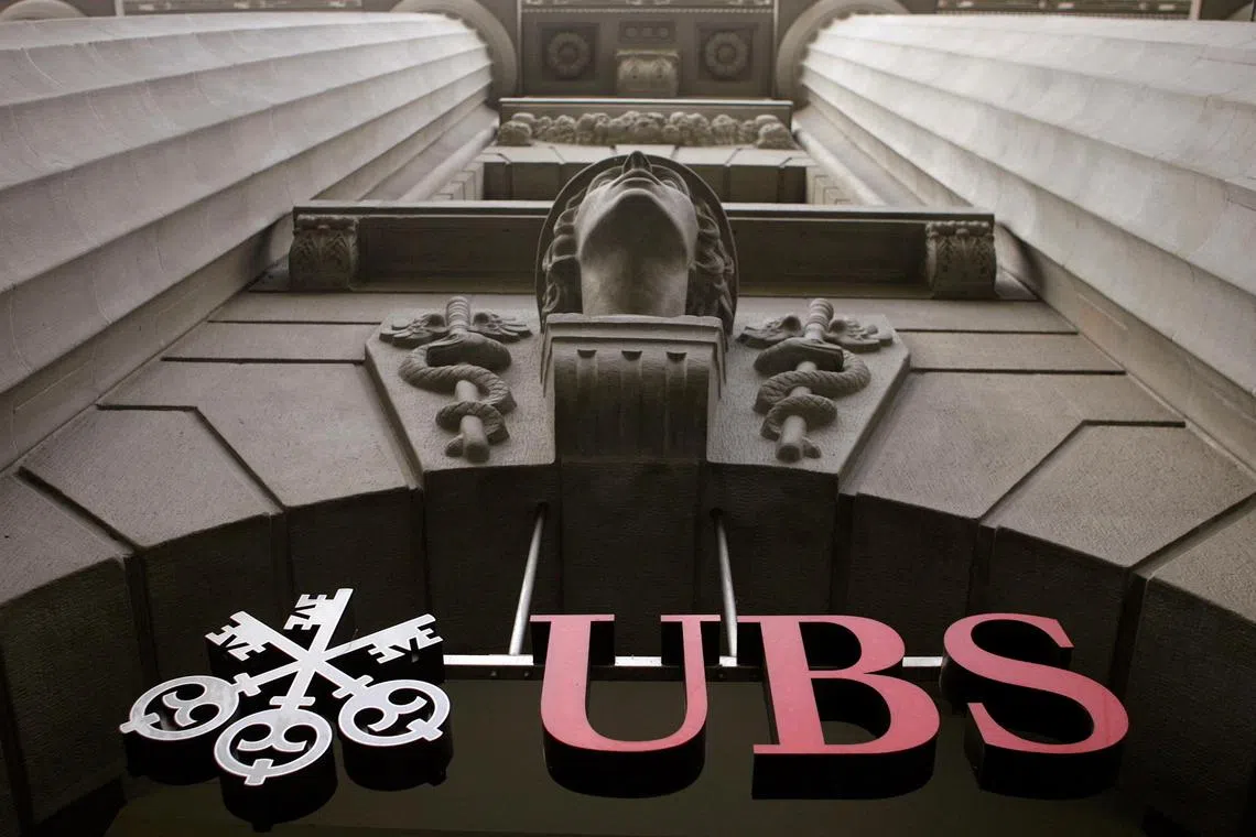 The logo of Swiss bank UBS is seen at the company's office at the Bahnhofstrasse in Zurich in this July 1, 2009 file photo.   REUTERS/Arnd Wiegmann