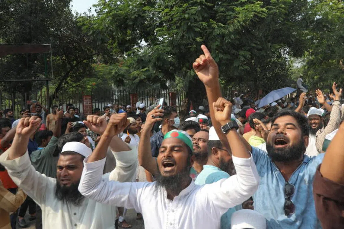 epa12086576 Members of the National Citizen Party (NCP) demonstrate in front of Bangladesh chief advisor's residence at the state guest house of Jamuna in Dhaka, Bangladesh, 09 May 2025. The National Citizen Party (NCP) demands a ban on the Awami League party. EPA-EFE/MONIRUL ALAM