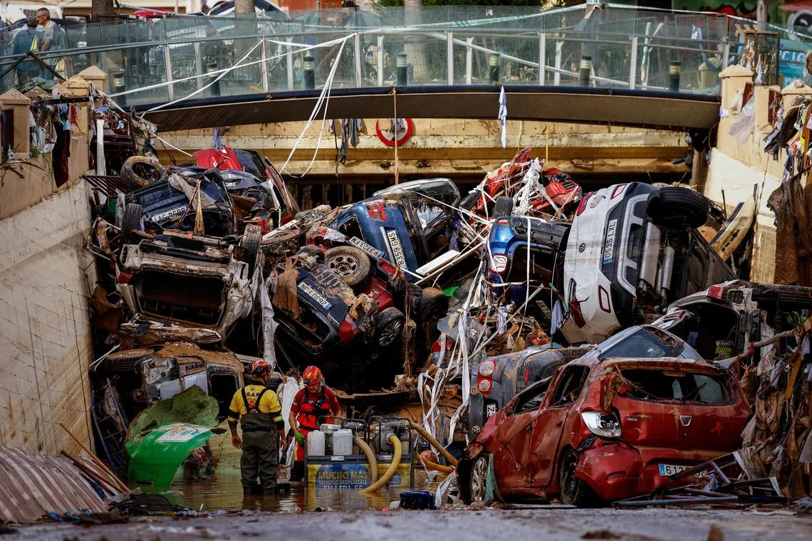 Firefighters pump out the floodwater out of a tunnel where vehicles are piled up, after heavy rains in Alfafar, in Valencia, Spain, November 1, 2024. REUTERS/Susana Vera       TPX IMAGES OF THE DAY     SEARCH "REUTERS FLOODS 2024" FOR THIS STORY. SEARCH "REUTERS YEAR-END" FOR ALL 2024 YEAR END GALLERIES.