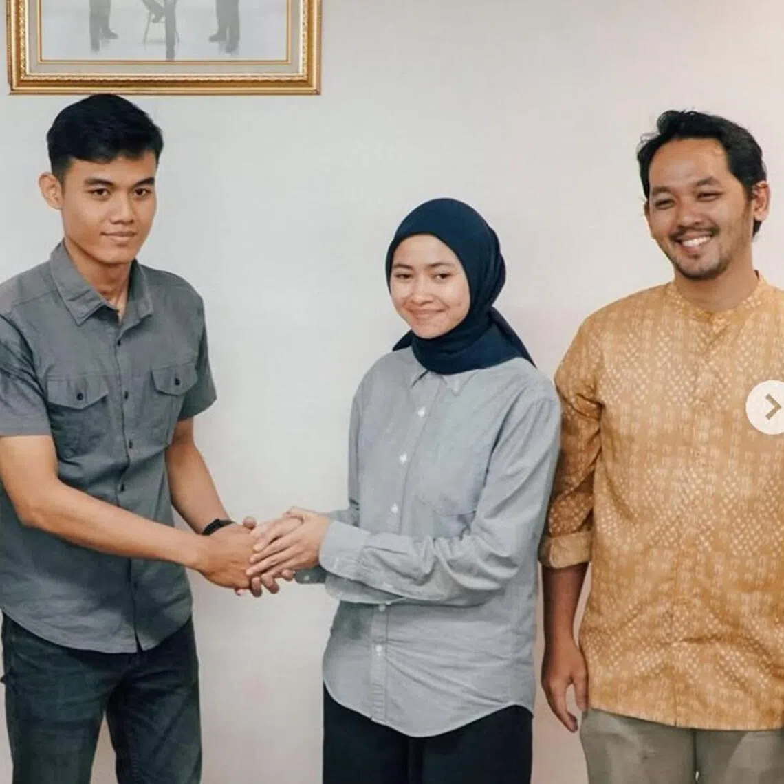PT Kereta Api Indonesia/INSTAGRAM

Train commuters Anita Dewi Lestari (in blue) and her husband Alvin Harris Setiadi (in brown), with passenger officer Argi Budiansyah (in grey) during a mediation session on Nov 28, 2025.