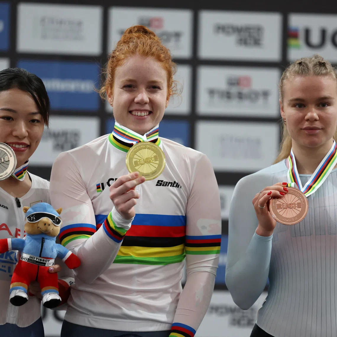 Cycling - UCI Track World Championships - Penalolen Velodrome, Santiago, Chile - October 24, 2025 Gold Medallist Netherlands' Hetty van de Wouw celebrates winning the women's sprint final alongside Silver medallist Japan's Mina Sato and Bronze medallist Individual Neutral Athlete's Iana Burlakova REUTERS/Pilar Olivares