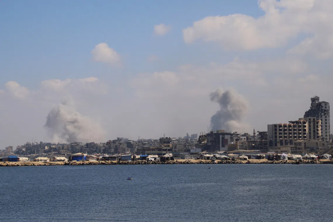 Smoke rises following Israeli strikes during a military operation, in Gaza City, September 18, 2025. REUTERS/Ebrahim Hajjaj