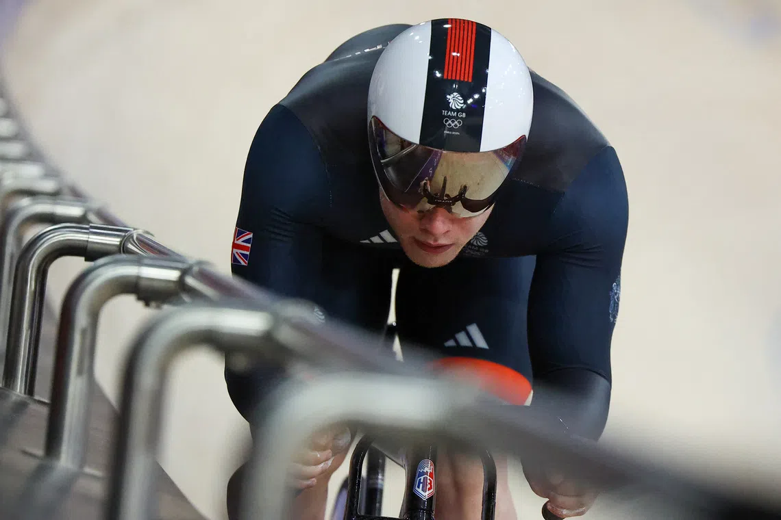 Paris 2024 Olympics - Track Cycling - Men's Sprint, Qualifying - Saint-Quentin-en-Yvelines Velodrome, Montigny-le-Bretonneux, France - August 07, 2024. Jack Carlin of Britain in action. REUTERS/Agustin Marcarian