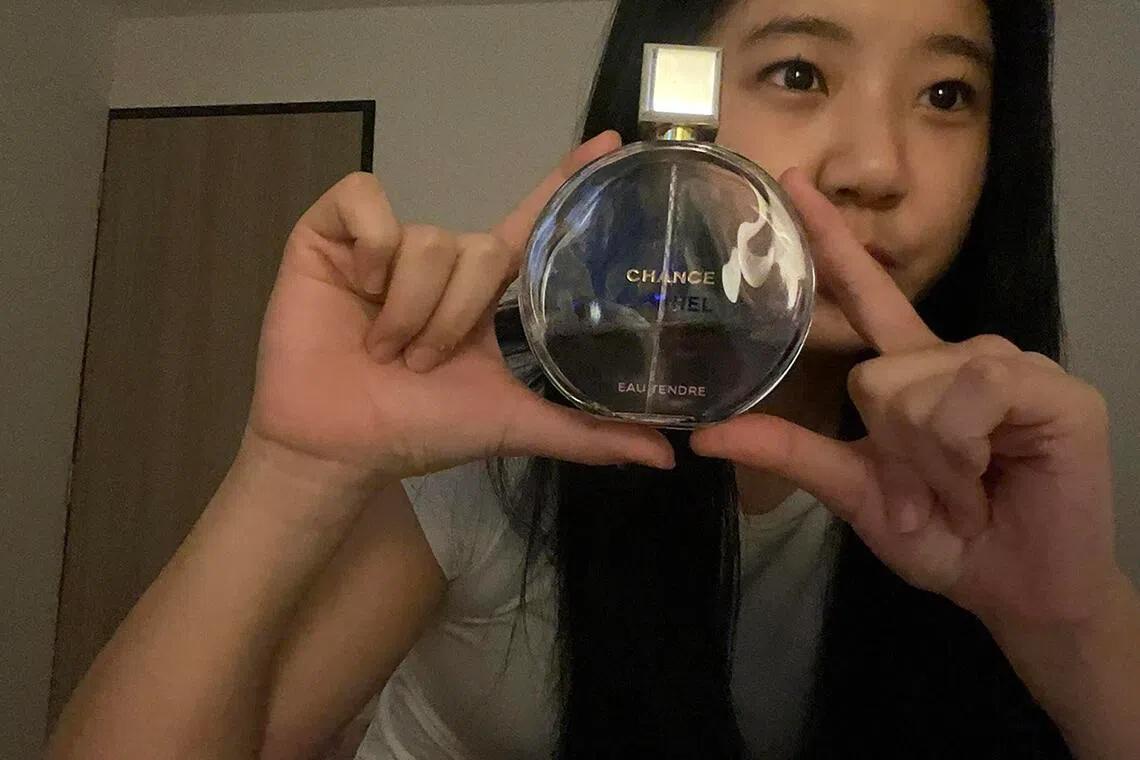 mcperfume - Lee Dayeon with her favorite fragrance, Chanel Chance Eau Tendre


CREDIT: COURTESY OF LEE DAYEON