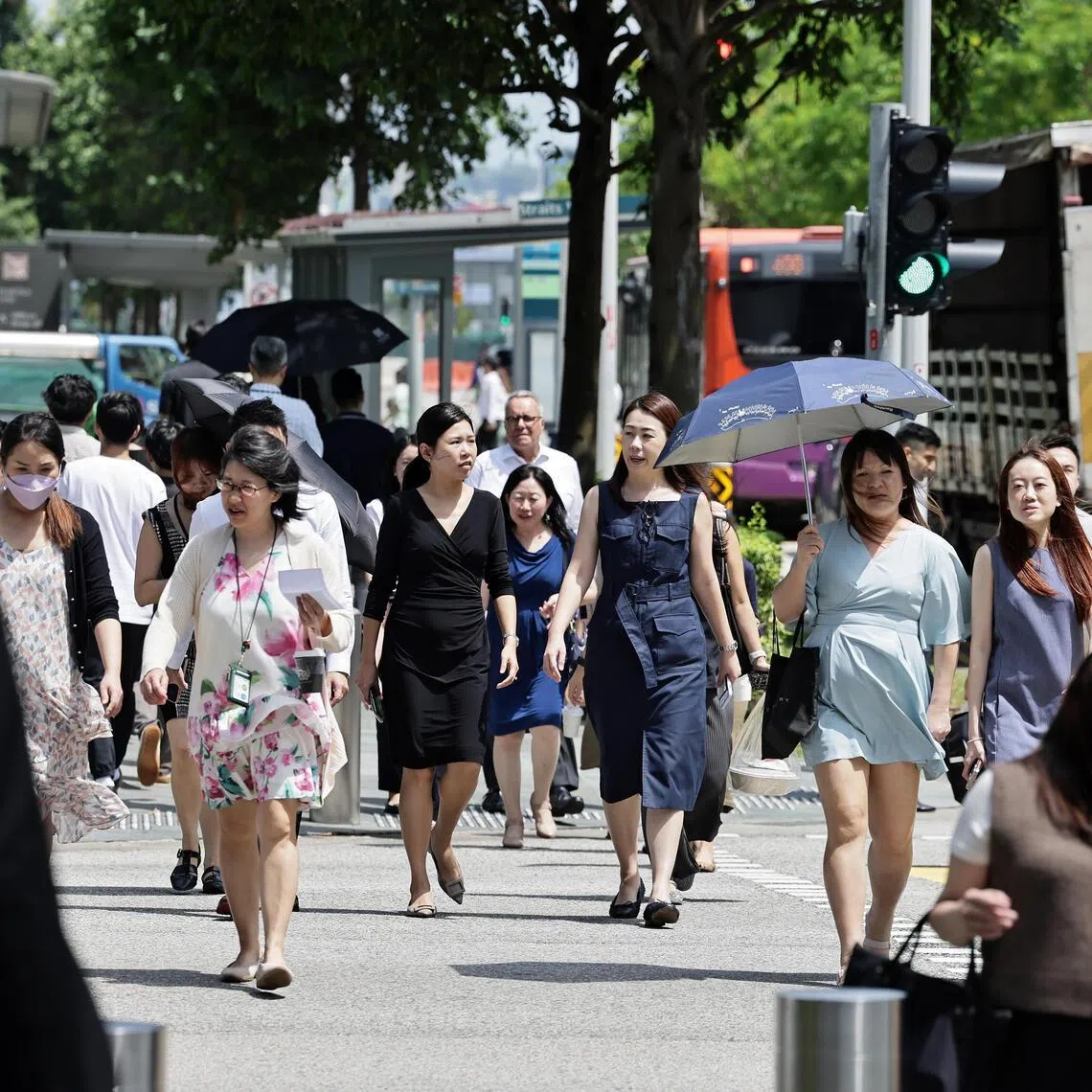 pixgeneric/  Photo of office workers during lunch hours at Marina CBD area taken on July 9, 2025- use for The breakthrough of technologies such as AI , and wave of digitization and transformation will affect everyone and these changes will impact working lives on a daily basis, economy, gig economy, salary adjustment, CPF, MOM, manpower, job market, retrenchment, female workforce refers to the segment of the population that is employed or actively seeking employment, low employment, high employment