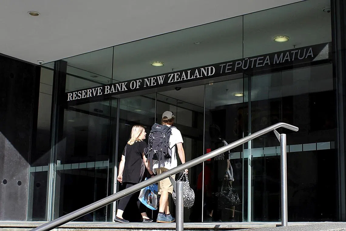 More New Zealand citizens look overseas for better-paying jobs as cooling economic growth pushes up the unemployment rate and caps wages. 