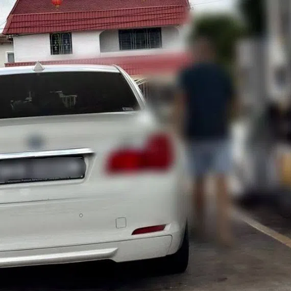 Since April 1, drivers of foreign-registered vehicles are banned from buying RON95 petrol.