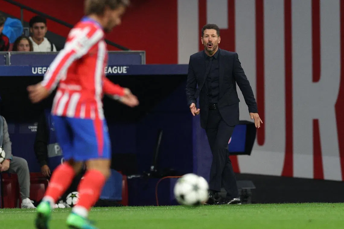 FILE PHOTO: Soccer Football - Champions League - Atletico Madrid v RB Leipzig - Civitas Metropolitano, Madrid, Spain - September 19, 2024 Atletico Madrid's Antoine Griezmann in action as coach Diego Simeone reacts REUTERS/Violeta Santos Moura/File Photo