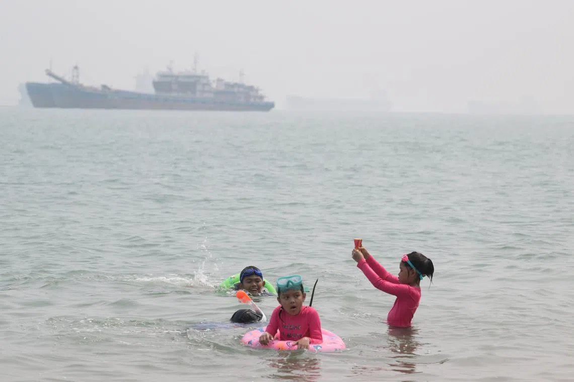 Children playing at the beach at East Coast Park at 3pm on Oct 7. The 24-hour PSI as of 3pm in the east was 117.