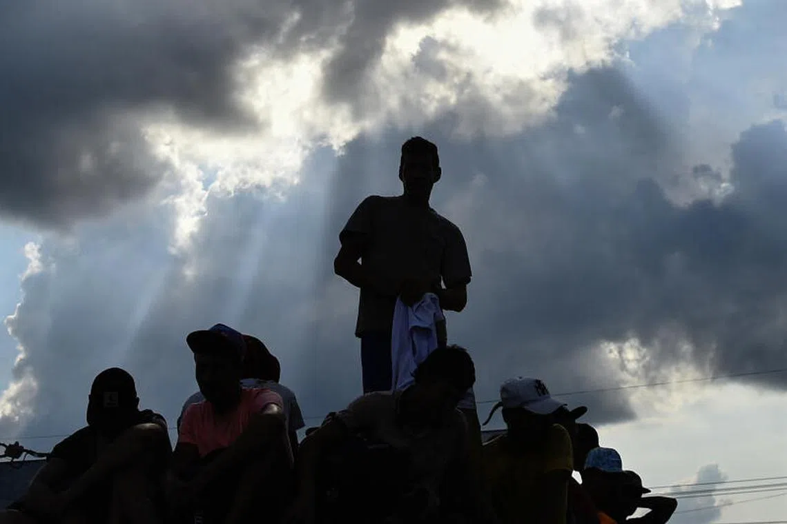 Displaced people from recent clashes between armed groups arrive in the municipality of Tibu, Norte de Santander Department, Colombia, on January 18, 2025. At least 39 people have been killed in violence involving leftwing guerillas near Colombia's restive border with Venezuela, authorities said Friday, prompting the government to suspend high-stakes peace talks with the group. (Photo by Schneyder MENDOZA / AFP)