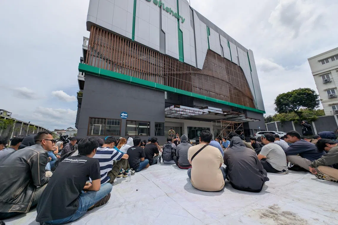 The protest by eFishery employees in Bandung, West Java demands clarity regarding the investigation into the financial scandal that has rocked the company. PHOTO: EFISHERY WORKERS' UNION 