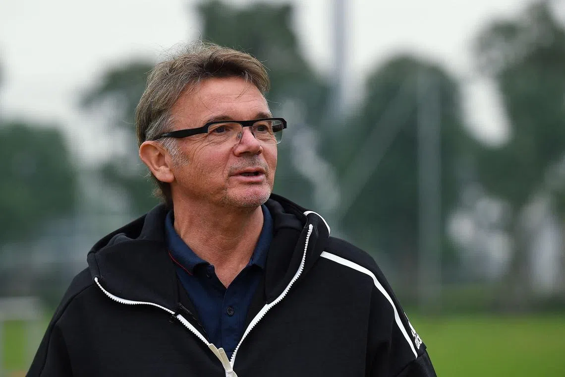 Former Japan coach Philippe Troussier has signed a three-year contract to lead the Vietnam national football team on Feb 27.