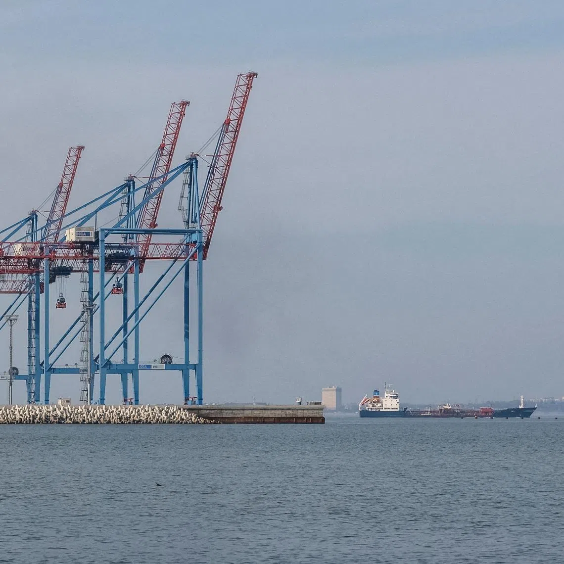 FILE PHOTO: A cargo vessel leaves a port in the Black Sea, amid Russia's attack on Ukraine, in Odesa, Ukraine March 26, 2025. REUTERS/Nina Liashonok/File Photo