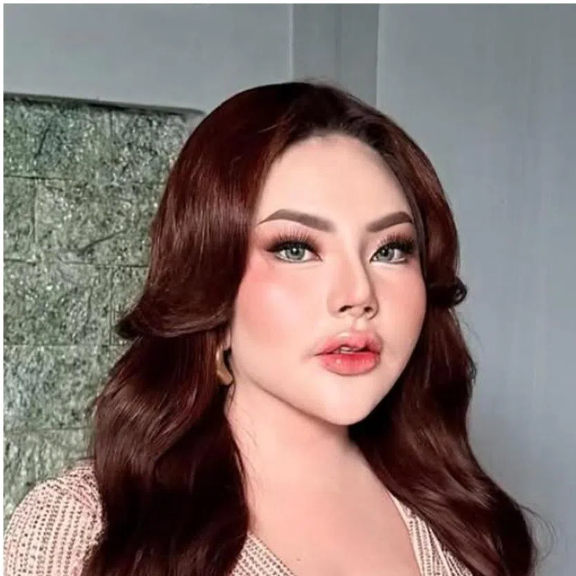 Model Lisa Mariana (left) and singer Nayunda Nabila have both been linked as mistresses to Indonesian officials.