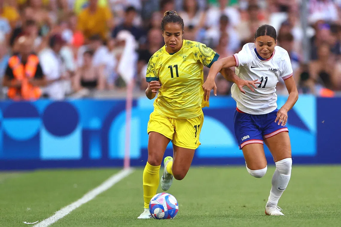 Paris 2024 Olympics - Football - Women's Group B - Australia vs United States - Marseille Stadium, Marseille, France - July 31, 2024. Mary Fowler of Australia in action with Sophia Smith of United States. REUTERS/Luisa Gonzalez